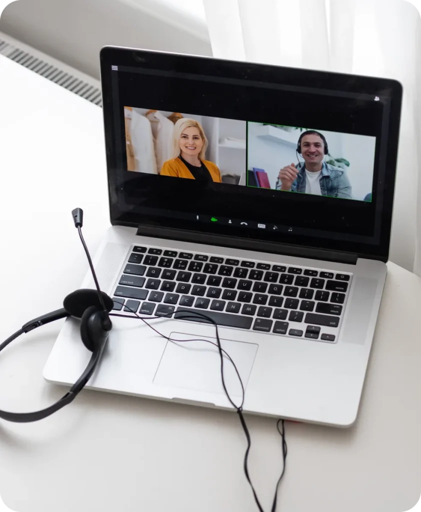 Appel vidéo professionnel sur ordinateur portable — travailler de partout