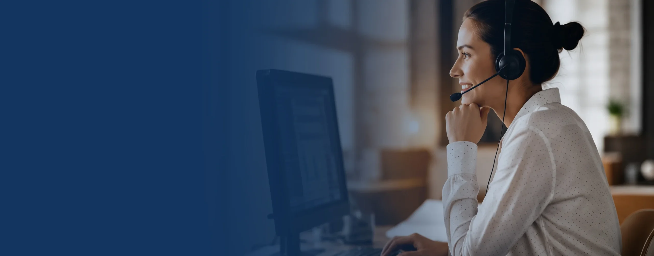 Call centre agent with a headset - MIA flexible telephony solution